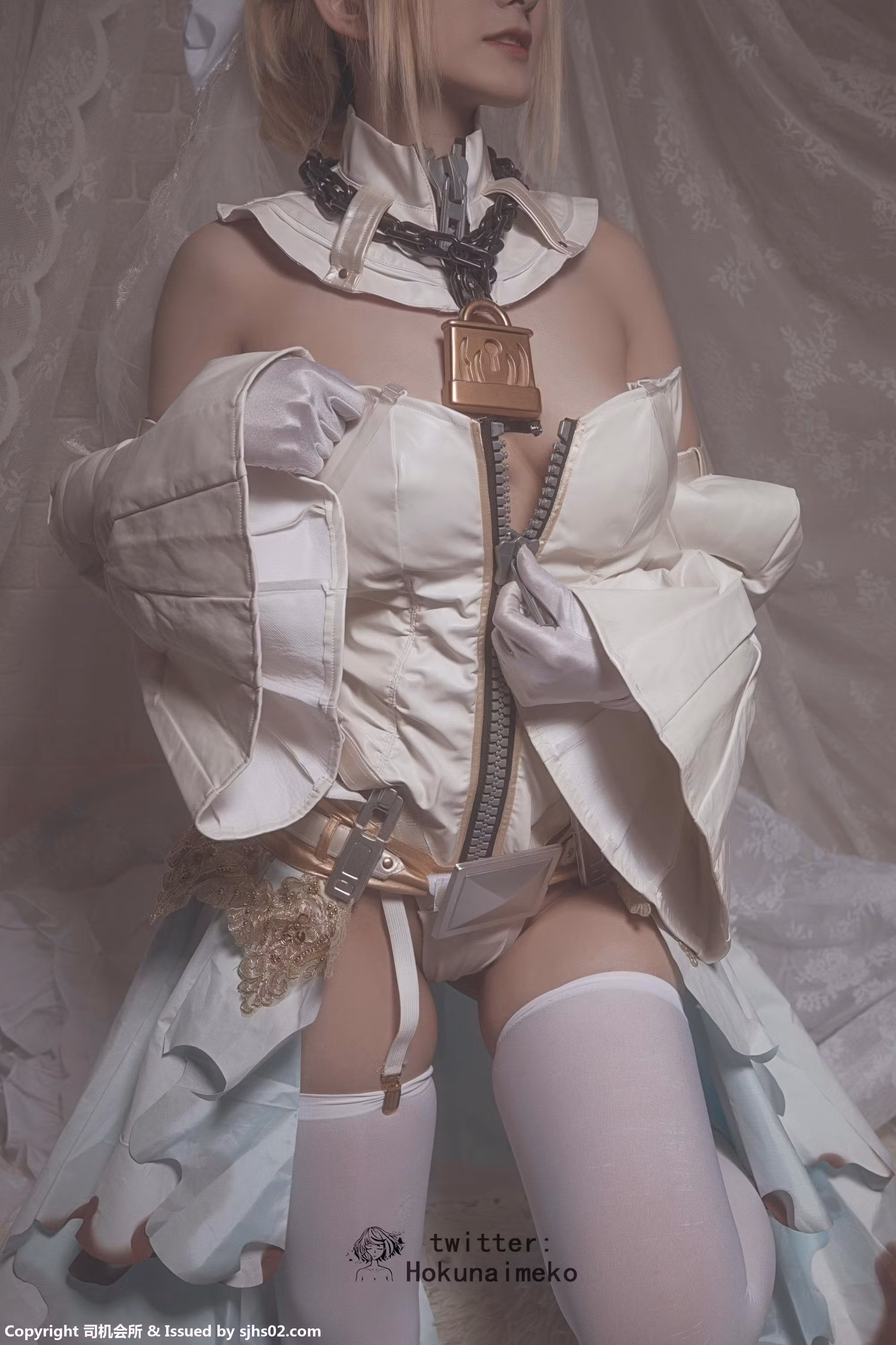 动漫Coser展现嫁王锁链束缚制服美女与粉嫩身姿